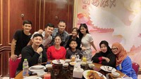 Masih dalam momen kumpul keluarga, Lebby diajak makan di restoran. Di sini juga ada Dewi Persik dan anggota keluarga lainnya. Foto: instagram @lebbywilayati