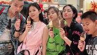 Kumpul keluarga sambil jajan es krim, yummy! Semua kompak memegang es krim cone dan berpose seru. Lebby sendiri memilih es krim rasa cokelat. Foto: instagram @lebbywilayati