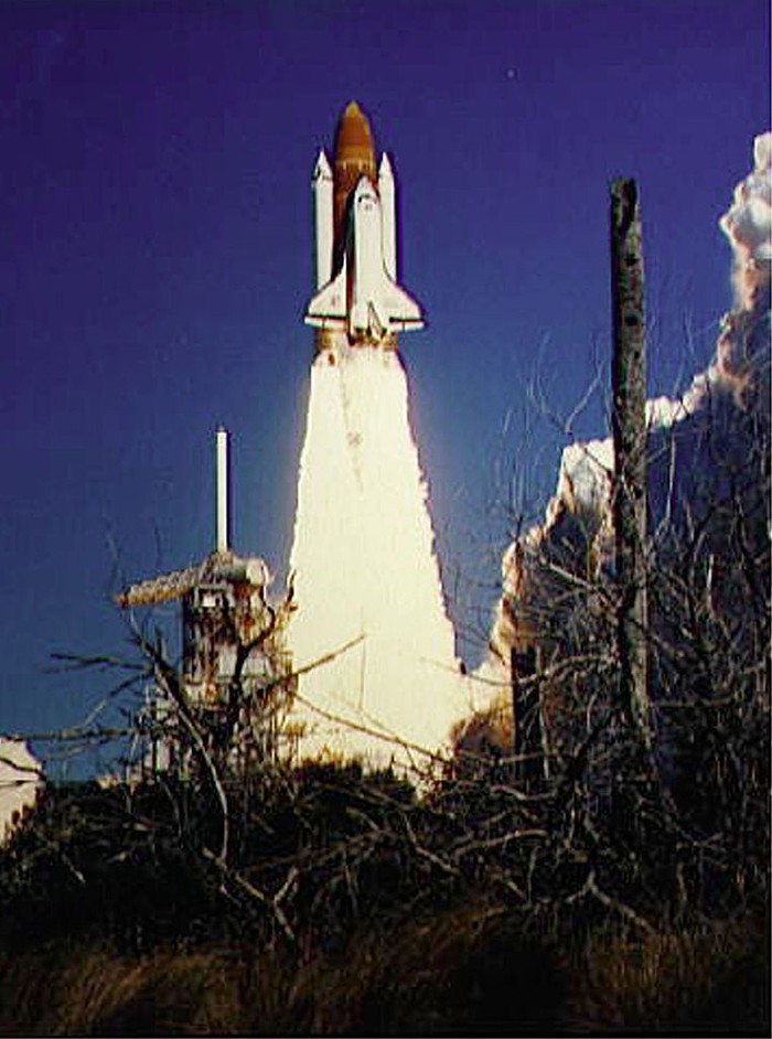 35 tahun yang lalu, pesawat ulang alik atau space shuttle Challenger meledak setelah beberapa saat setelah mengudara. Peristiwa mengerikan itu menewaskan para astonotnya.