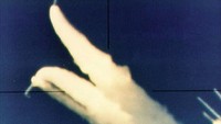 Pesawat Ulang-Alik Challenger dilucurkan, Selasa (28/1/1986) dan meledak 73 detik setelah diluncurkan dari Kennedy Space Center di Florida. Satu dari dua roket pendorong miring dan menggores badan pesawat seketika timbul percikan api disusul meledaknya pesawat.