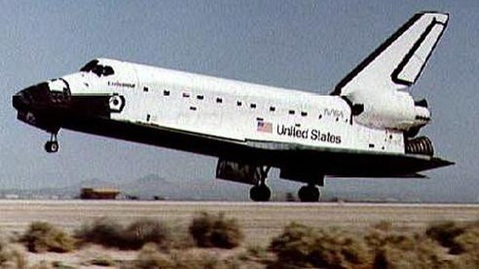 Ledakan Pesawat Ulang Alik Challenger 35 Tahun Lalu 35 tahun yang lalu, pesawat ulang alik atau space shuttle Challenger meledak setelah beberapa saat setelah mengudara. Peristiwa mengerikan itu menewaskan para astonotnya.