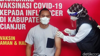 Legenda Persib Lord Atep Ikut Vaksinasi di Cianjur