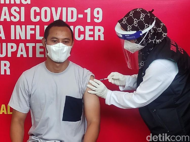 Legenda Persib Lord Atep Ikut Vaksinasi di Cianjur