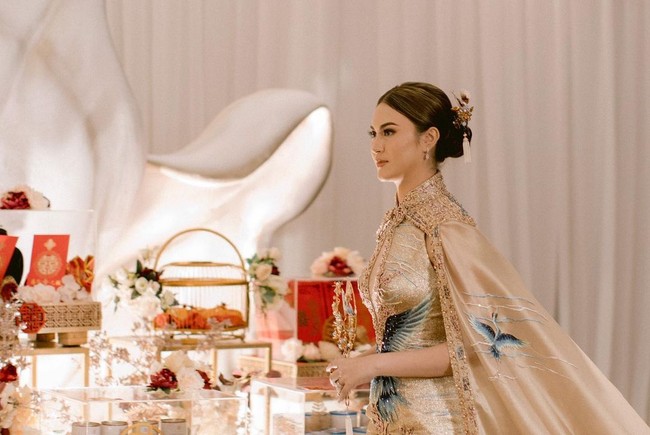 Aktris Marcella Daryanani akan segera menikah. Sebelum mengikat janji secara resmi bersama sang kekasih, Willy, pihak keluarga mengadakan prosesi sanjit yang merupakan acara lamaran atau seserahan dalam adat Tionghoa. Foto: Instagram @marcelladaryanani