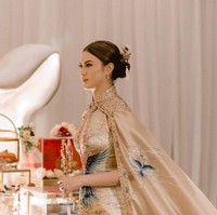 Aktris Marcella Daryanani akan segera menikah. Sebelum mengikat janji secara resmi bersama sang kekasih, Willy, pihak keluarga mengadakan prosesi sanjit yang merupakan acara lamaran atau seserahan dalam adat Tionghoa. Foto: Instagram @marcelladaryanani