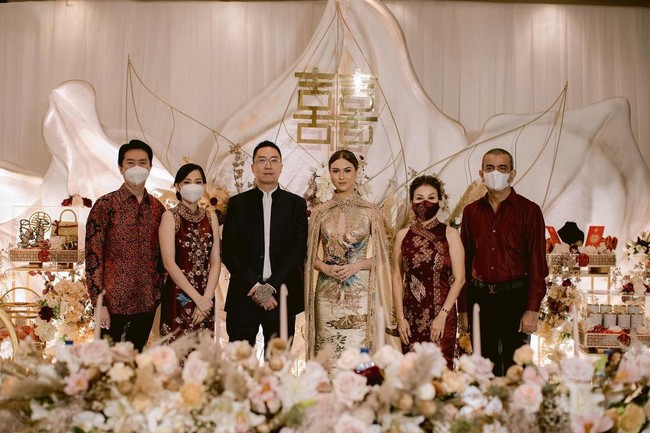 Proses lamaran pemain sinetron anak Anak Jalanan itu pun didukung dengan dekorasi mewah bernuansa nude dan emas yang melengkapi hari bahagia mereka.Foto: Instagram @marcelladaryanani