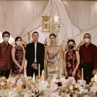 Proses lamaran pemain sinetron anak Anak Jalanan itu pun didukung dengan dekorasi mewah bernuansa nude dan emas yang melengkapi hari bahagia mereka.Foto: Instagram @marcelladaryanani