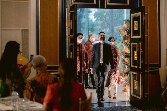 Marcella Daryanani sendiri sudah dilamar sejak awal tahun lalu. Dalam foto yang diunggah di Instagram, tampaknya Willy meminta Marcella menjadi istrinya di depan keluarga. Foto: Instagram @marcelladaryanani