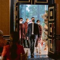 Marcella Daryanani sendiri sudah dilamar sejak awal tahun lalu. Dalam foto yang diunggah di Instagram, tampaknya Willy meminta Marcella menjadi istrinya di depan keluarga. Foto: Instagram @marcelladaryanani