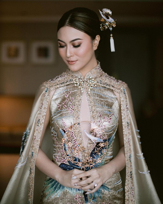 Di Instagram, wanita 22 tahun itu terlihat menawan dengan riasan dan busana bernuansa oriental. Wajahnya yang menawan dipercantik dengan makeup dari makeup artist Slam Wiyono yang didominasi sapuan warna kecokelatan. Foto: Instagram @marcelladaryanani