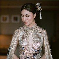 Di Instagram, wanita 22 tahun itu terlihat menawan dengan riasan dan busana bernuansa oriental. Wajahnya yang menawan dipercantik dengan makeup dari makeup artist Slam Wiyono yang didominasi sapuan warna kecokelatan. Foto: Instagram @marcelladaryanani
