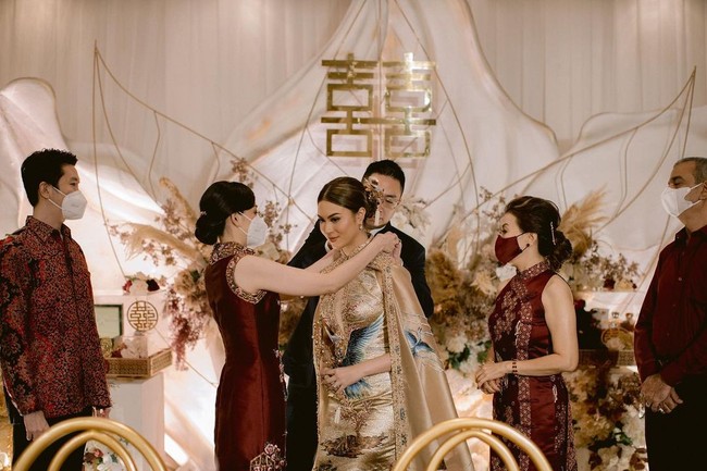 Begini potret cantik Marcella saat menerima kalung dari keluarga calon suaminya. Foto: Instagram @marcelladaryanani