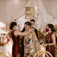 Begini potret cantik Marcella saat menerima kalung dari keluarga calon suaminya. Foto: Instagram @marcelladaryanani