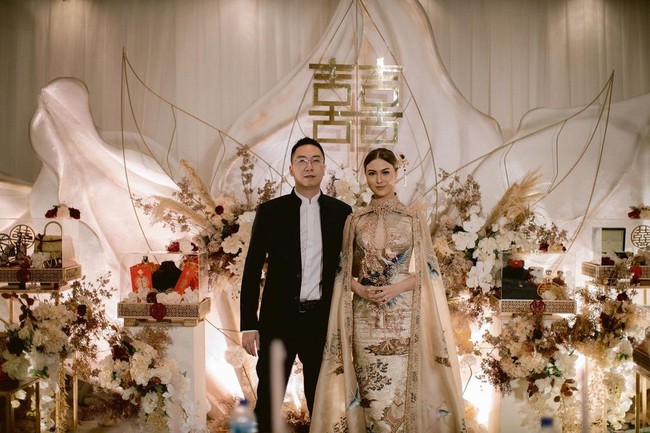 Sebelumnya Marcella tidak banyak membagi mengenai kehidupan cintanya. Pemain sinetron Anak Langit itu tiba-tiba mengunggah foto-foto prewedding yang dilanjutkan dengan prosesi sangjit yang dilangsungkan secara mewah. Foto: Instagram @marcelladaryanani