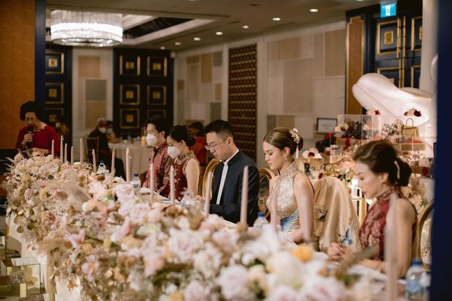 Dalam foto ini, keluarga calon besan ini pun tampak menggelar perjamuan makan. Foto: Instagram @marcelladaryanani