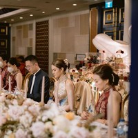 Dalam foto ini, keluarga calon besan ini pun tampak menggelar perjamuan makan. Foto: Instagram @marcelladaryanani