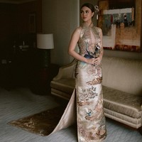 Sedangkan untuk busana, ia memilih dress dari desainer Julia Sposa dengan kerah tinggi dan motif oriental. Penampilannya semakin mewah dengan penambahan jubah. Foto: Instagram @marcelladaryanani
