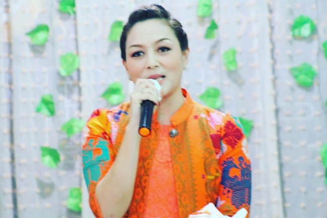 Selain itu cuma dokter cantik ini juga pernah memenangkan kontes kecantikan di Sulawesi Utara sebagai Noni Sulut. Wanita yang akrab disapa Mika juga aktif di kegiatan kemasyarakatan. Michaela Elsiana Paruntu mengikuti kegiatan PMI hingga Pramuka. Foto: Facebook Michaela Elsiana Paruntu