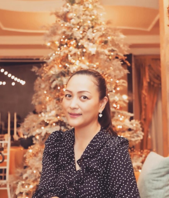 Wanita 38 tahun itu dikenal sebagai dokter sekaligus dosen di Universitas samratulangi, Manado, Sulawesi utara.  Tak heran jika kisah dan profesinya itu disamakan dengan drama Korea The world of The married. Ia juga pernah mencalonkan diri sebagai Bupati Minahasa Selatan, namun gagal. Foto: Facebook Michaela Elsiana Paruntu