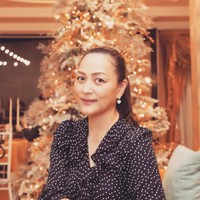 Wanita 38 tahun itu dikenal sebagai dokter sekaligus dosen di Universitas samratulangi, Manado, Sulawesi utara.  Tak heran jika kisah dan profesinya itu disamakan dengan drama Korea The world of The married. Ia juga pernah mencalonkan diri sebagai Bupati Minahasa Selatan, namun gagal. Foto: Facebook Michaela Elsiana Paruntu