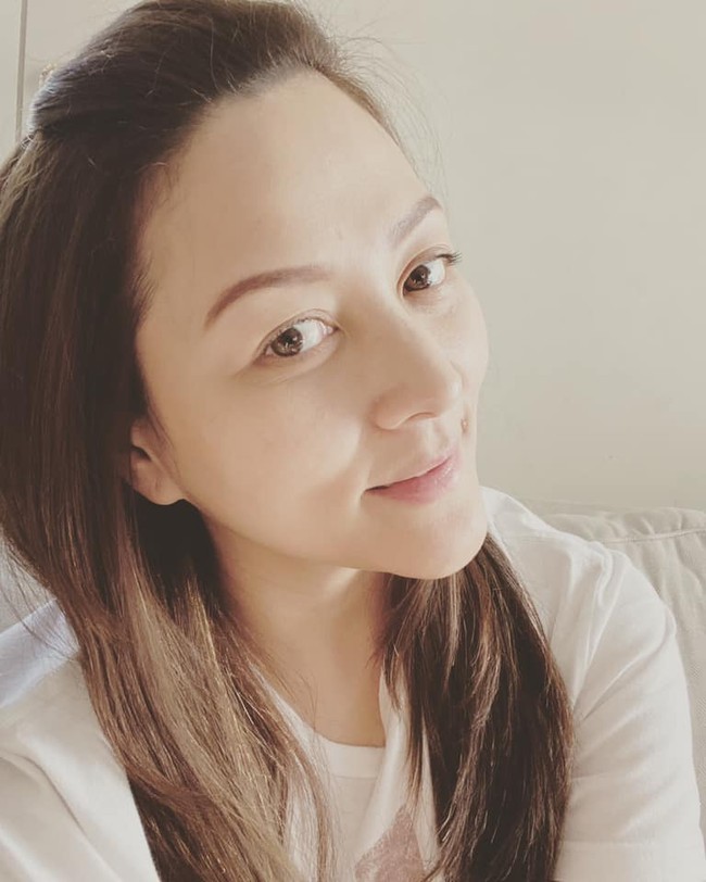 Dalam video viral yang tersebar di media sosial, Mika bahkan sampai naik ke kap mobil milik James. Teganya, sang suami tetap menjalankan mobilnya. Foto: Facebook Michaela Elsiana Paruntu