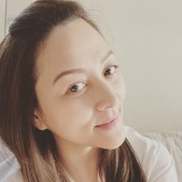 Dalam video viral yang tersebar di media sosial, Mika bahkan sampai naik ke kap mobil milik James. Teganya, sang suami tetap menjalankan mobilnya. Foto: Facebook Michaela Elsiana Paruntu