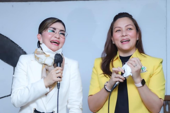 Dalam video viralnya, wanita yang merupkan adik dari Bupati Minahasa Selatan Tetty Paruntu itu tampak menghadang mobil sang suami yang juga ada wanita yang diduga selingkuhannya. Foto: Facebook Michaela Elsiana Paruntu