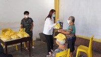 Apalagi ia sering berkontribusi dalam kegiatan sosial. Seperti yang terlihat dalam foto ini, ia membagikan sekantong beras kepada masyarakat yang membutuhkan. Foto: Facebook Michaela Elsiana Paruntu