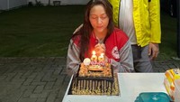 Sebelum skandal perselingkuhan suaminya terkuak, Michaela punya momen romantis bersama James Arthur Kojongian. Saat ulang tahun, Michaela diberi kejutan kue ulang tahun. Foto: Facebook Michaela Elsiana Paruntu