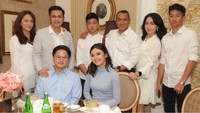 Soal kuliner, Michaela sering menghabiskan waktu bersama keluarga. Tak selalu di restoran, tetapi juga kulineran di rumah yang tak kalah seru. Foto: Facebook Michaela Elsiana Paruntu