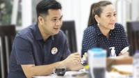 Momen kuliner Michaela dan sang suami juga banyak dibagikan di laman Facebook. Seperti yang tampak pada foto ini, sang suami asyik dengan segelas kopi hitam. Foto: Facebook Michaela Elsiana Paruntu