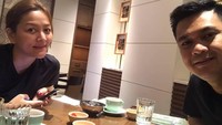 Tak kalah romantis, begini gaya Michaela dan James Arthur saat kulineran berdua di sebuah restoran mewah. Foto: Facebook Michaela Elsiana Paruntu