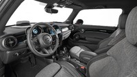 Pembaruan juga menyasar interior. Adapun pembaruan interior antara lain ventilasi udara baru, setir yang didesain ulang dengan opsional penghangat, Layar MID berwarna ukuran 5 inchi, instrument cluster yang dikelilingi warna Piano Black, layar display 8,8 inchi dengan tampilan grafis modern, jok sport, serta opsi ambient light dengan fitur tambahan. Foto: Dok. MINI