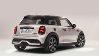 Di samping, side scuttle telah didesain ulang dan dilengkapi dengan lampu sein LED. Sementara spion yang sebelumnya dipakai MINI Cooper SE kini tersedia  untuk semua line up. Beralih ke belakang, lampu belakang dengan desain Union Jack kini menjadi fitur standar untuk MINI 3 pintu, MINI 5 pintu, dan MINI Convertible. Grafik lampu belakang yang terinspirasi oleh bendera Inggris hadir dengan versi pola yang lebih gelap. Semua fungsi lampu belakang menggunakan teknologi LED kecuali lampu mundur. Foto: Dok MINI