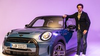 Dari bentuknya, MINI masih mempertahankan ciri khasnya. Sementara tampangnya lebih baru dengan grille anyar dan sisipan palang sewarna bodi di tengahnya. Foto: Dok MINI