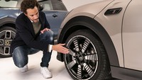 Ada pula velg baru 19 inci Pulse Spoke alloy dengan desain yang unik. Foto: Dok MINI