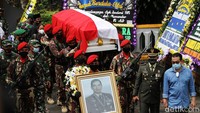 Pemakaman digelar secara militer dengan inspektur upacara Pangkostrad Letjen TNI Eko Margono.