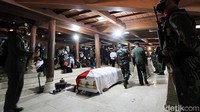 Peti jenazah Wismoyo Arismunandar diletakkan di atas liang lahad yang sudah disiapkan. Puluhan prajurit TNI dari unsur Kopassus, Kostrad, dan Kodam tampak berbaris untuk memulai prosesi upacara.