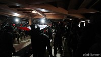 Pemakaman Wismoyo Arismunandar diiringi dua kali tembakan salvo. Jasad Wismoyo lalu dikeluarkan dari peti untuk dikebumikan.