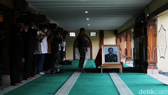 Momen Pemakaman Wismoyo Arismunandar di Astana Giribangun
