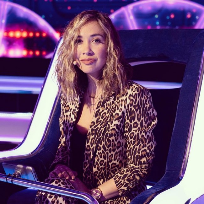 Penyanyi, presenter dan model Myleene Klass menikah dengan pengawal pribadi yang dipacarinya selama enam tahun pada 2011. Namun usia pernikahan mereka lebih singkat dari masa pacaran. Setelah enam bulan menikah, pria bernama Graham Quinn itu meninggalkannya, dan mereka cerai pad 2013. Hubungan mereka dikaruniai dua orang puteri. Foto: Instagram/@myleeneklass