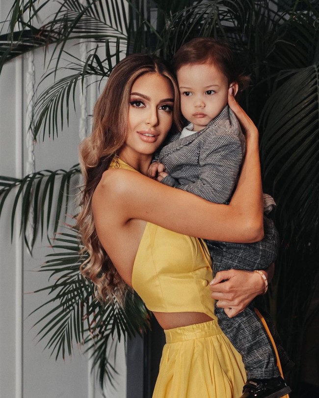 Beginilah kehidupan wanita 28 tahun itu kini. Di Instagramnya, Okasana tampak tengah disibukkan mengurus anaknya yang tidak diakui oleh Sultan Muhammad V dan kerajaan Kelantan. Foto: dok. Instagram