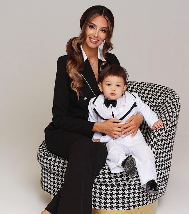 Saya benar-benar ingin menghabiskan lebih banyak waktu dengan putra saya, tetapi saya harus terus bekerja. Saya rasa banyak yang akan mengerti saya sekarang, terutama para ibu yang membesarkan anak-anak mereka sendirian, begitu keterangan fotonya yang cukup mengharukan. Foto: dok. Instagram