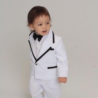 Okasana mengaku kini lebih berani mengunggah potret putranya karena dia telah menolak tunjangan dari sang sultan. Foto: dok. Instagram