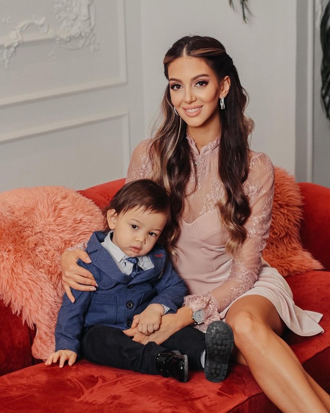 Potret keluarga kecil Oksana dan putranya yang kini berusia 1 tahun 8 bulan. Dalam keterangan fotonya Oksana mengaku bahagia menjadi ibu, namun dia tidak memiliki banyak waktu untuk Leon karena sibuk bekerja. Foto: dok. Instagram