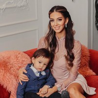 Potret keluarga kecil Oksana dan putranya yang kini berusia 1 tahun 8 bulan. Dalam keterangan fotonya Oksana mengaku bahagia menjadi ibu, namun dia tidak memiliki banyak waktu untuk Leon karena sibuk bekerja. Foto: dok. Instagram