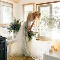 Untuk momen spesial tersebut, gaun pengantin berwarna biru dengan rok megar yang dramatis menjadi pilihannya. (Foto: Instagram/@rastasanctuary)