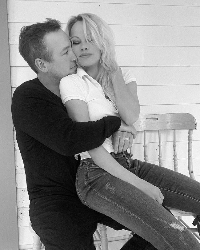 Namun Carey membeberkan bahwa Dan bukanlah pengawal pribadi, melainkan tukang bangunan, yang pernah mengerjakan properti Pamela Anderson di Ladysmith, Kanada. Kala itu Dan masih menjalin hubungan asmara dengan Carey. Mereka pun telah dikaruniai tiga anak dari hasil hubungan selama lima tahun.  (Foto: Instagram/@rastasanctuary)