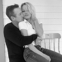 Namun Carey membeberkan bahwa Dan bukanlah pengawal pribadi, melainkan tukang bangunan, yang pernah mengerjakan properti Pamela Anderson di Ladysmith, Kanada. Kala itu Dan masih menjalin hubungan asmara dengan Carey. Mereka pun telah dikaruniai tiga anak dari hasil hubungan selama lima tahun.  (Foto: Instagram/@rastasanctuary)