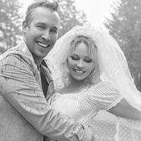 Pamela Anderson menikah untuk keempat kalinya. Kali ini bintang serial Baywatch itu menikahi Dan Hayhurst yang tidak lain adalah pengawal pribadinya. Pernikahan keduanya berlangsung secara intin pada 24 Desember 2020 di Vancouver Island, Kanada. Foto: Instagram